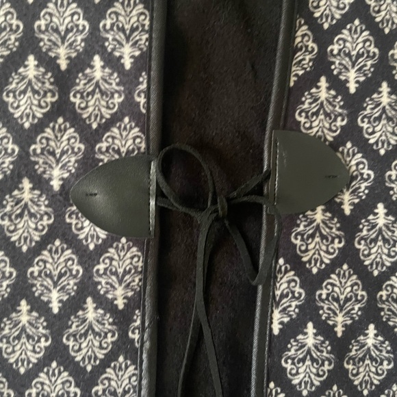 Elegant Black and Red Patterned Poncho - Picture 10 of 13